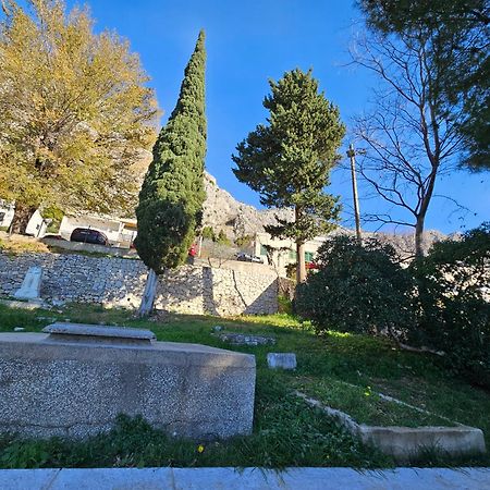 Morska Postelja - Sea Bed Apartment Omis Bagian luar foto
