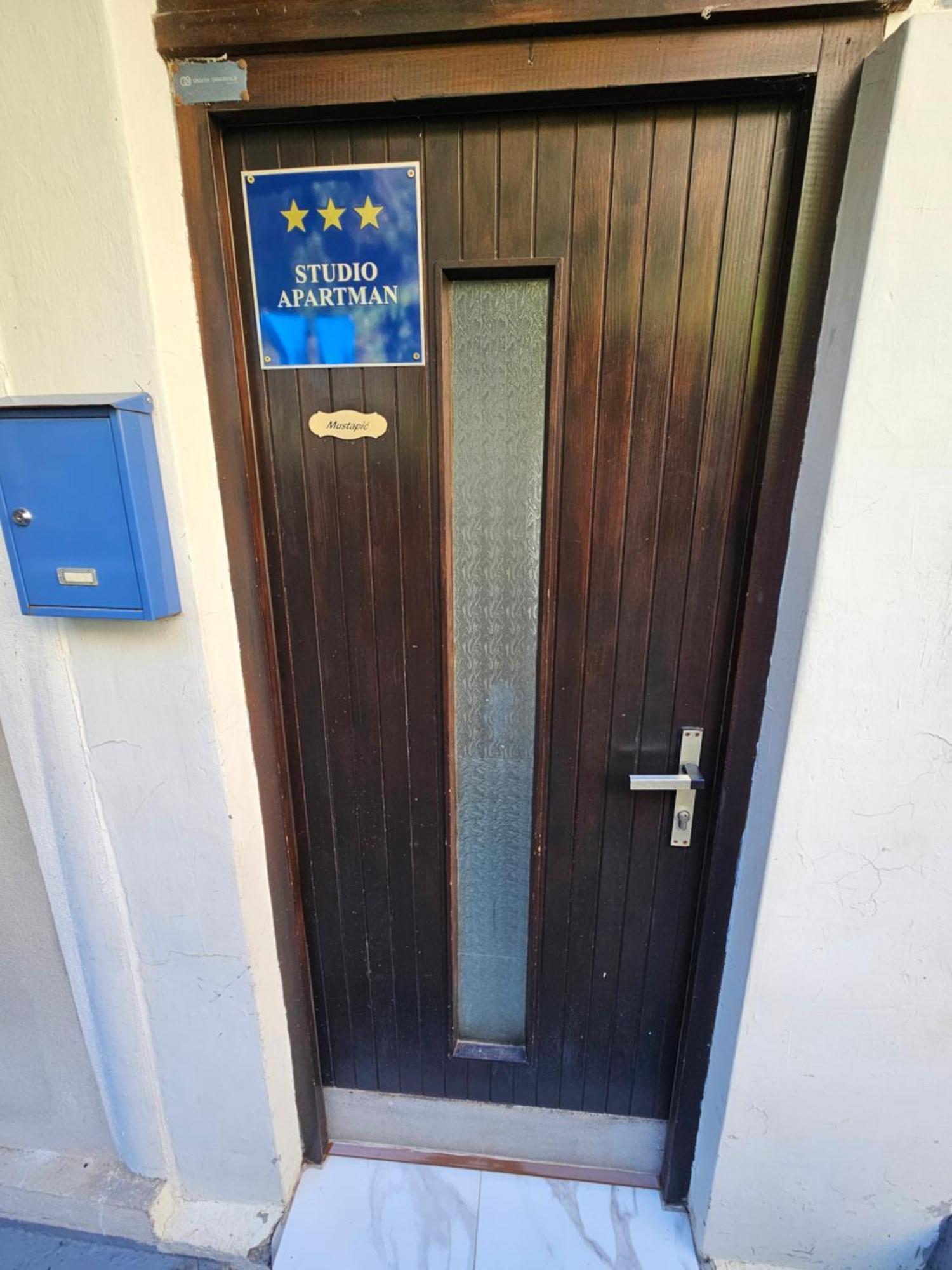 Morska Postelja - Sea Bed Apartment Omis Bagian luar foto