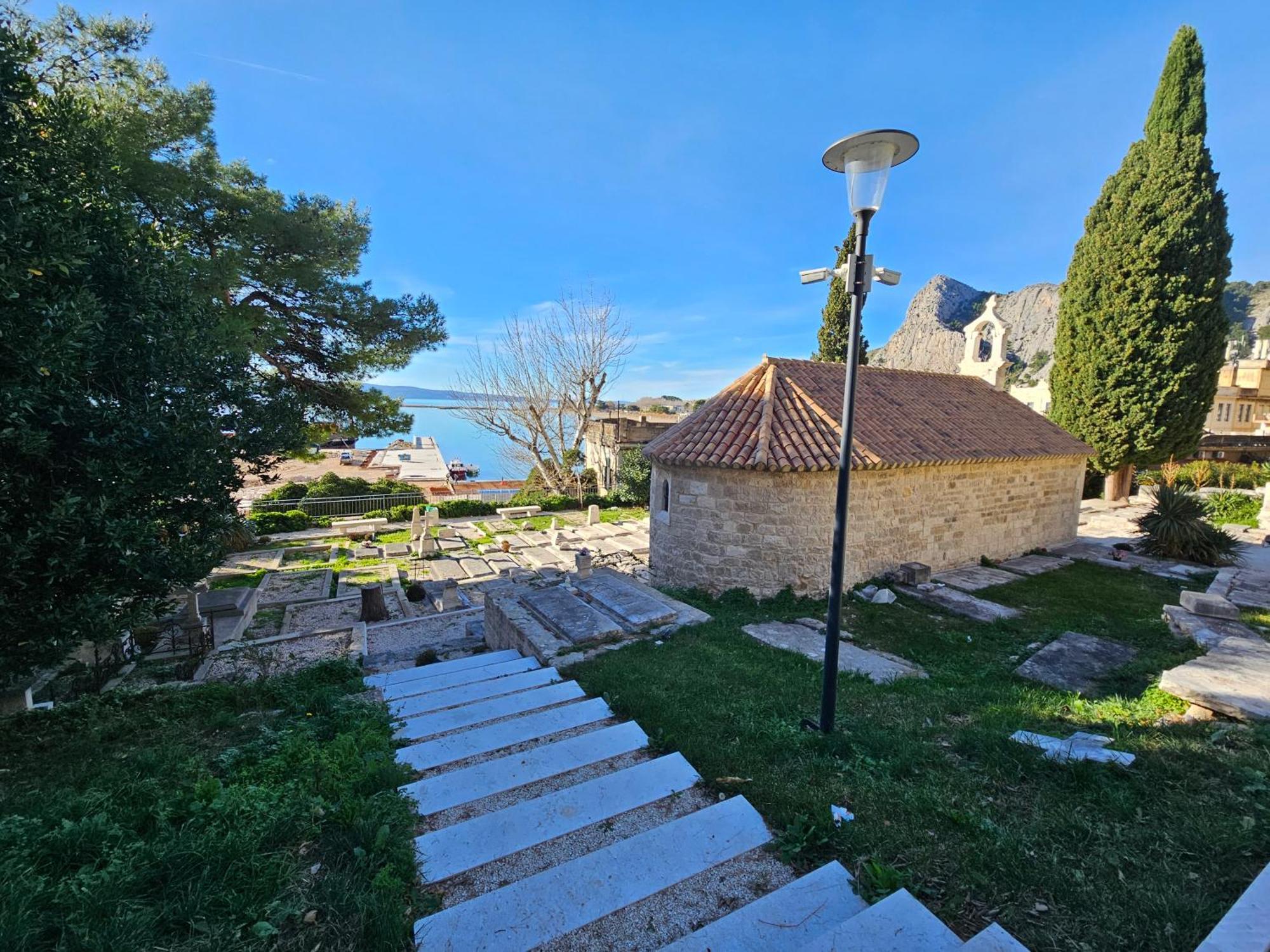 Morska Postelja - Sea Bed Apartment Omis Bagian luar foto