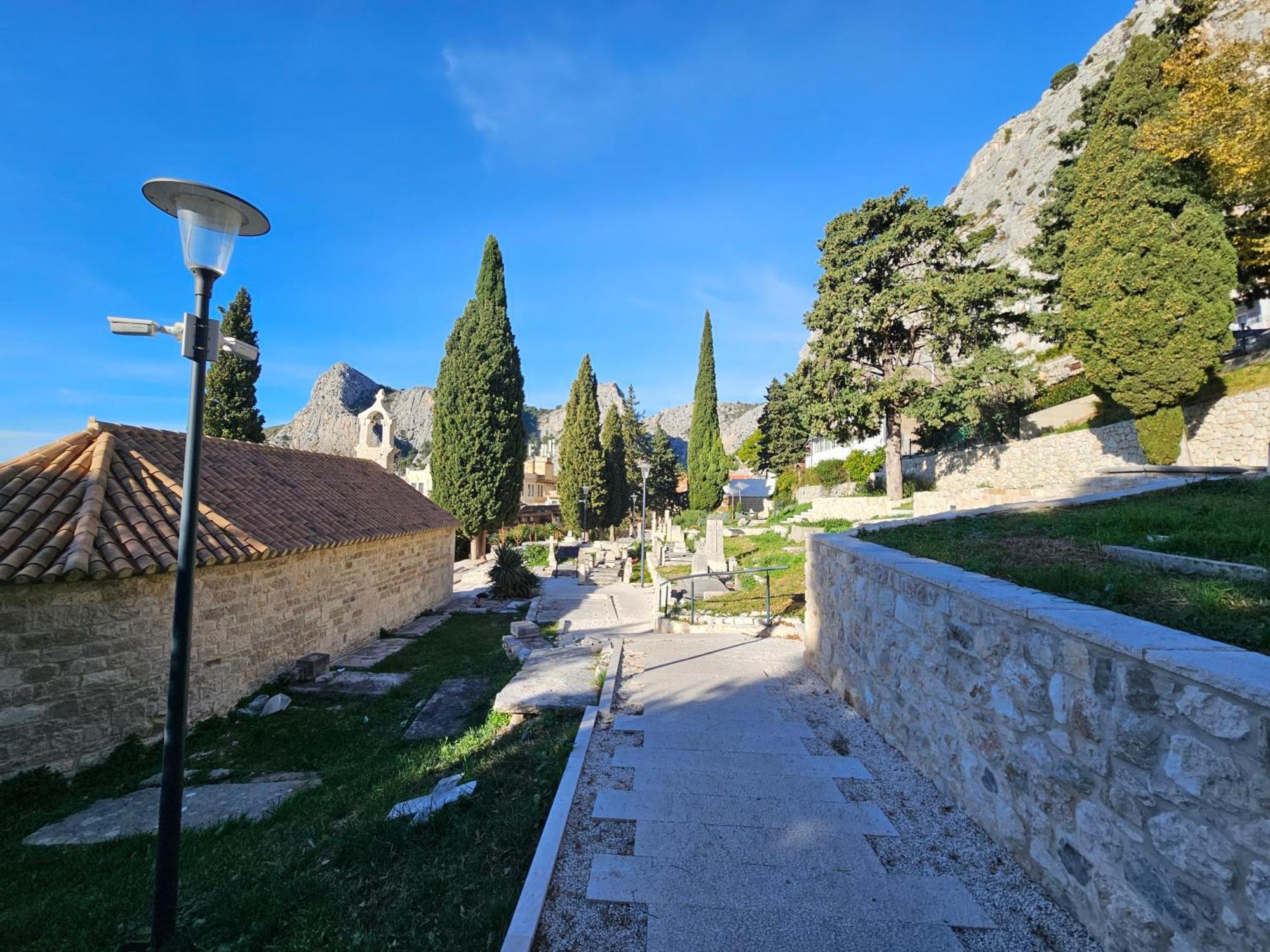Morska Postelja - Sea Bed Apartment Omis Bagian luar foto